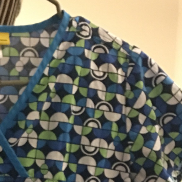 WanderWink Scrub Top - Picture 2 of 3